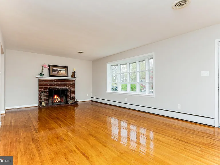 2271 Providence St — Photo 2