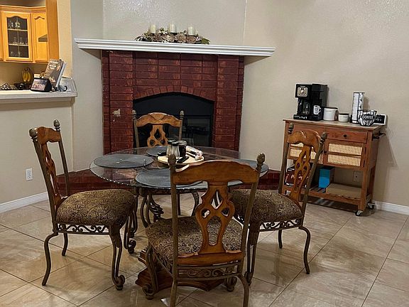 Family room / dining room next to kitchen