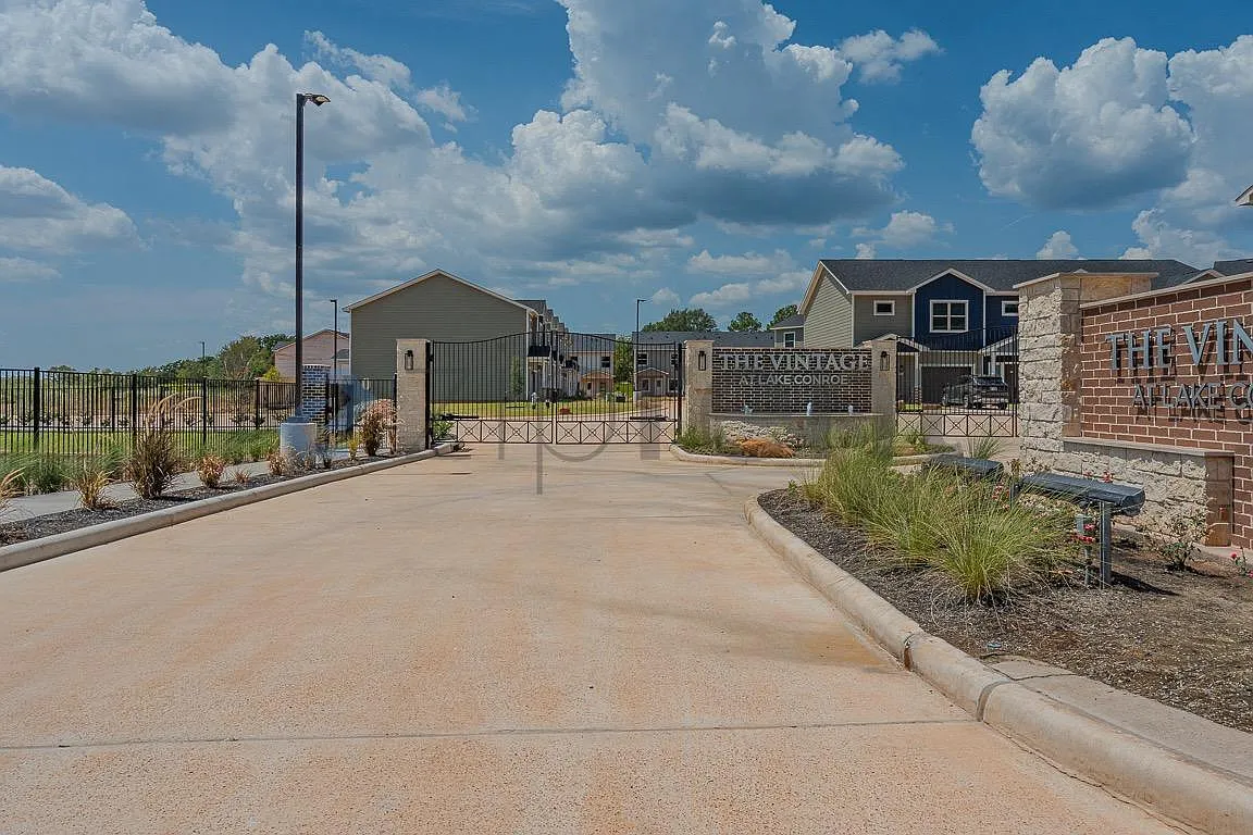 3 bed, 2.5 bath, 1366 sqft, $1,950 — Photo 1