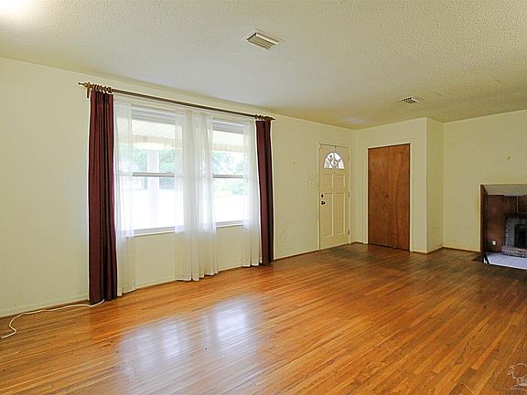 3rd image of 1600 Amanda Ln
