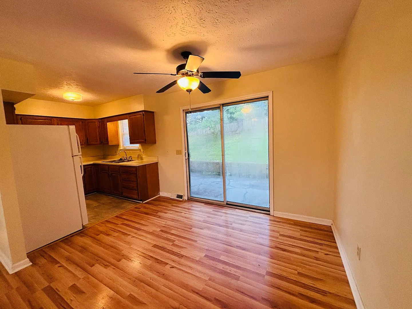 4 Bedroom 2 Bath House 1 Car Garage — Photo 4