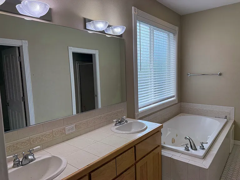 3228 N Main St — Photo 14