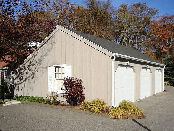 Spacious 3-car Detached Garage