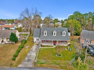 2048 Hunters Ridge Dr, Midway Park, NC 28544