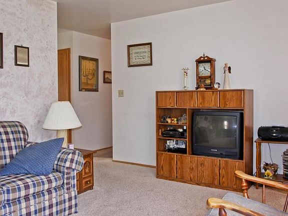 4th image of 519 2nd Ave E