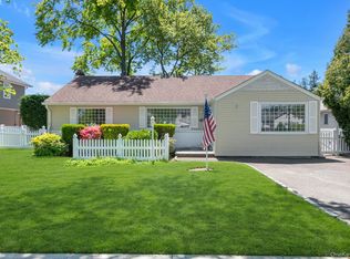 114 Campbell St, New Hyde Park, NY 11040