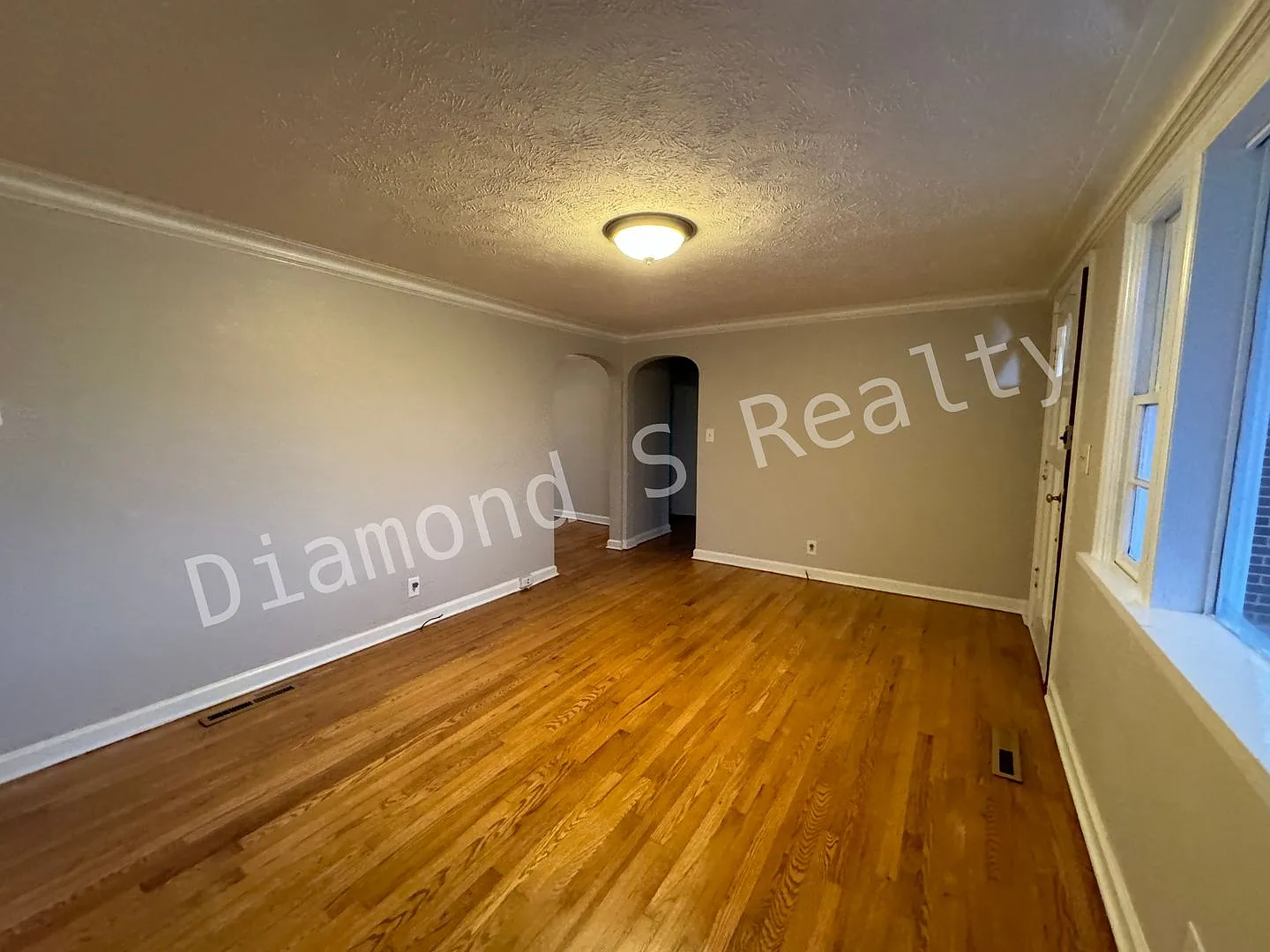Gorgeous 2 Bedroom Home Available Early July - Great Location! — Photo 4
