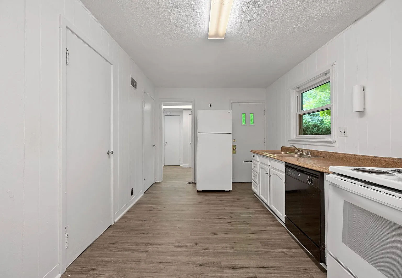 4 bed, 2.0 bath, 1950 sqft, $3,195 — Photo 3