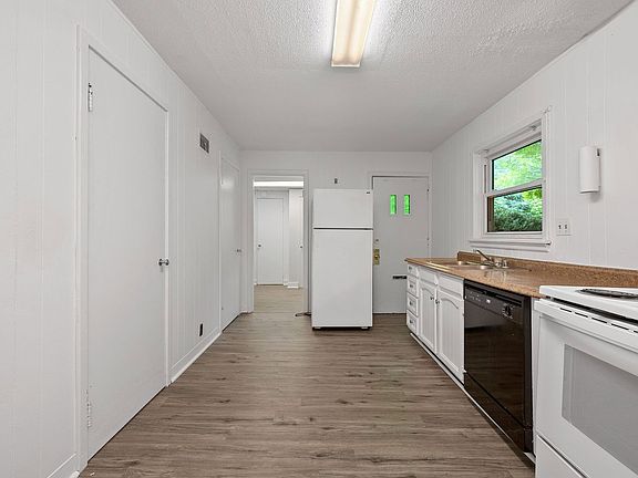 3rd image of 2533 Ravine St
