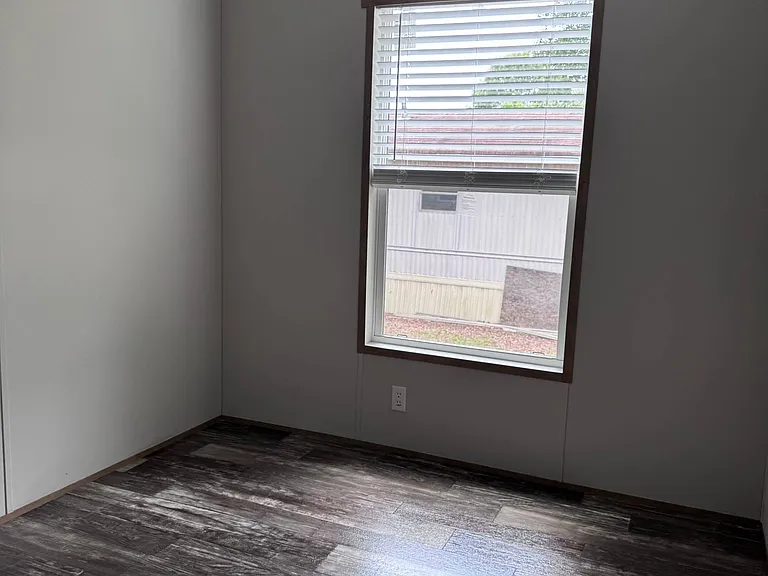 211 Oxford Cir — Photo 5