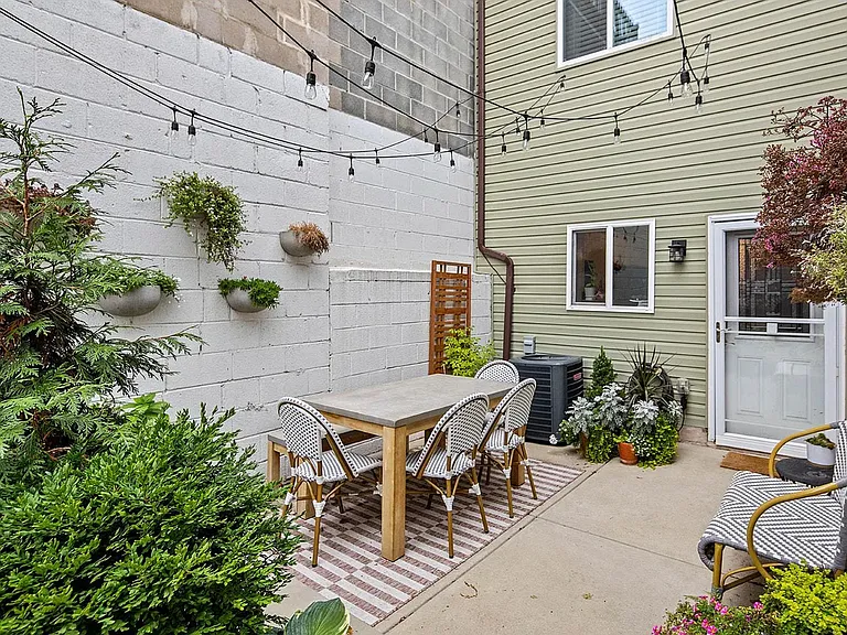 114 E Allen St — Photo 10