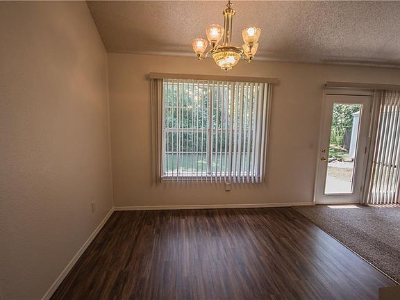 5th image of 806 Marcus St
