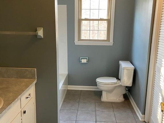 4th image of 1010 Parkwood Pl