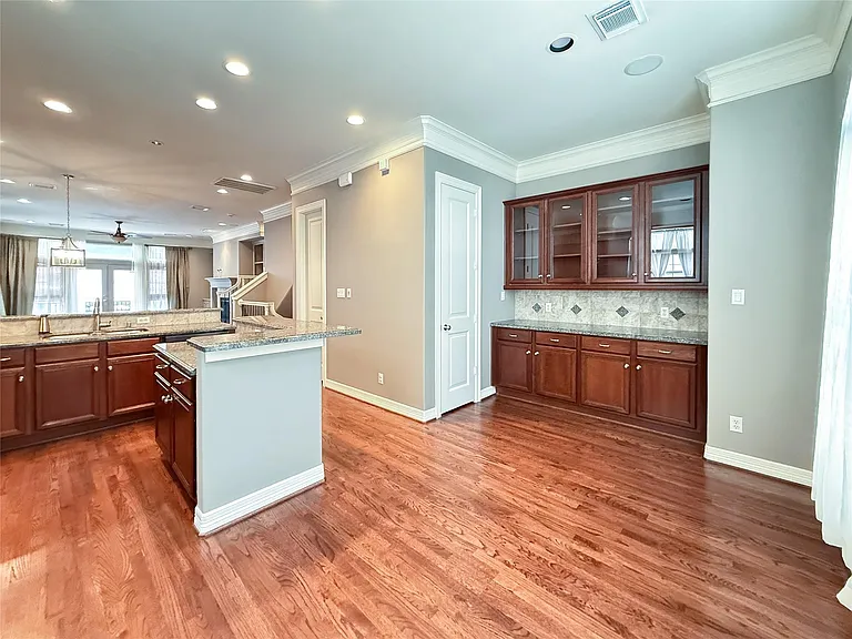 621 Hartman St — Photo 11