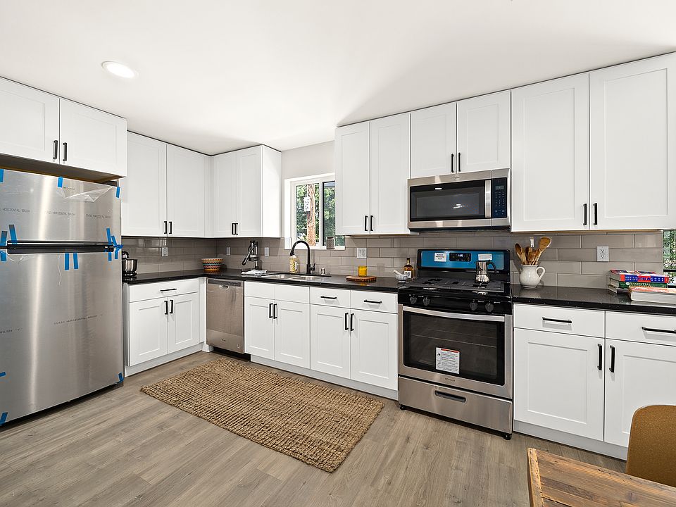 Enormous kitchen with all appliances included