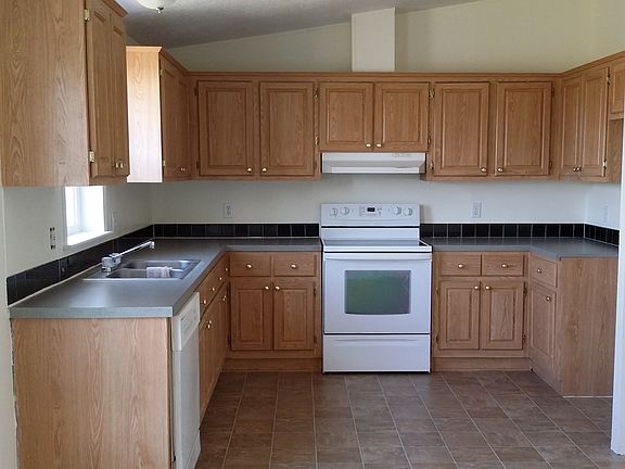 Kitchen w/stove & dishwasher