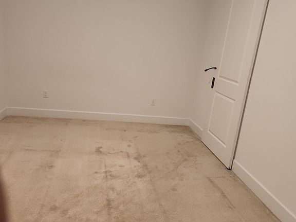 Bed room with carpet