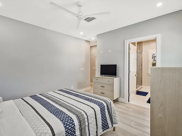 425 Hugh St — Photo 29