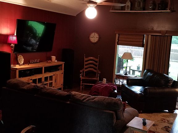 3rd image of 104 Bowling Green Dr