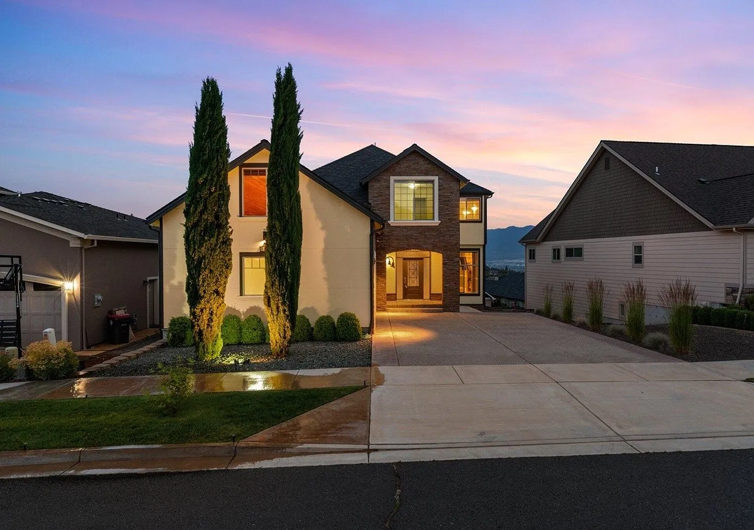 Luxury East Medford Home with 4 Bedrooms, 2 Bonus Rooms & Dual Living Areas — Photo 1