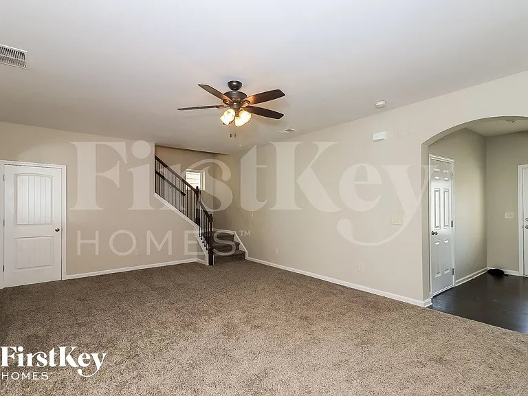 703 Barberry Dr — Photo 4