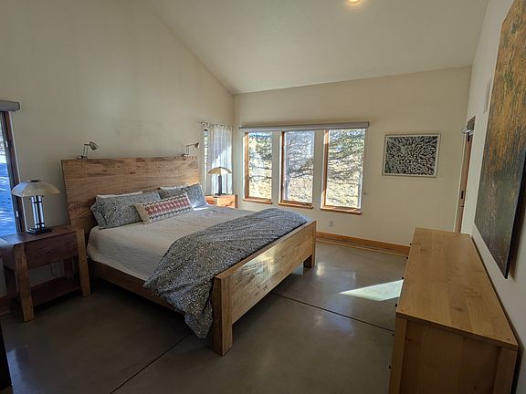 Primary bedroom (King)