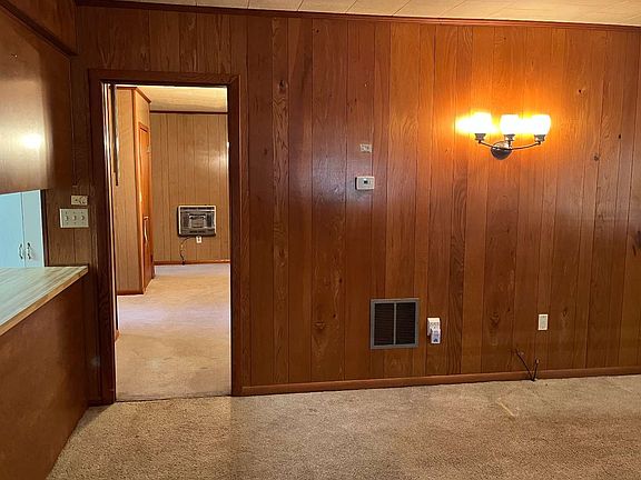 4th image of 924 Racetrack Ln SE
