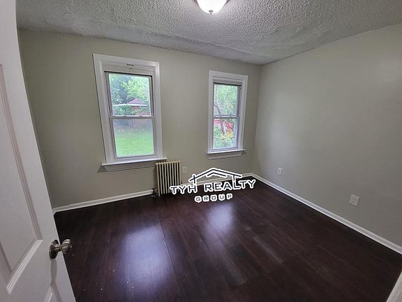 4th image of 157 N 9th St Floor 1