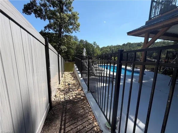 819 Hickory Point Dr, Lexington, NC 27292