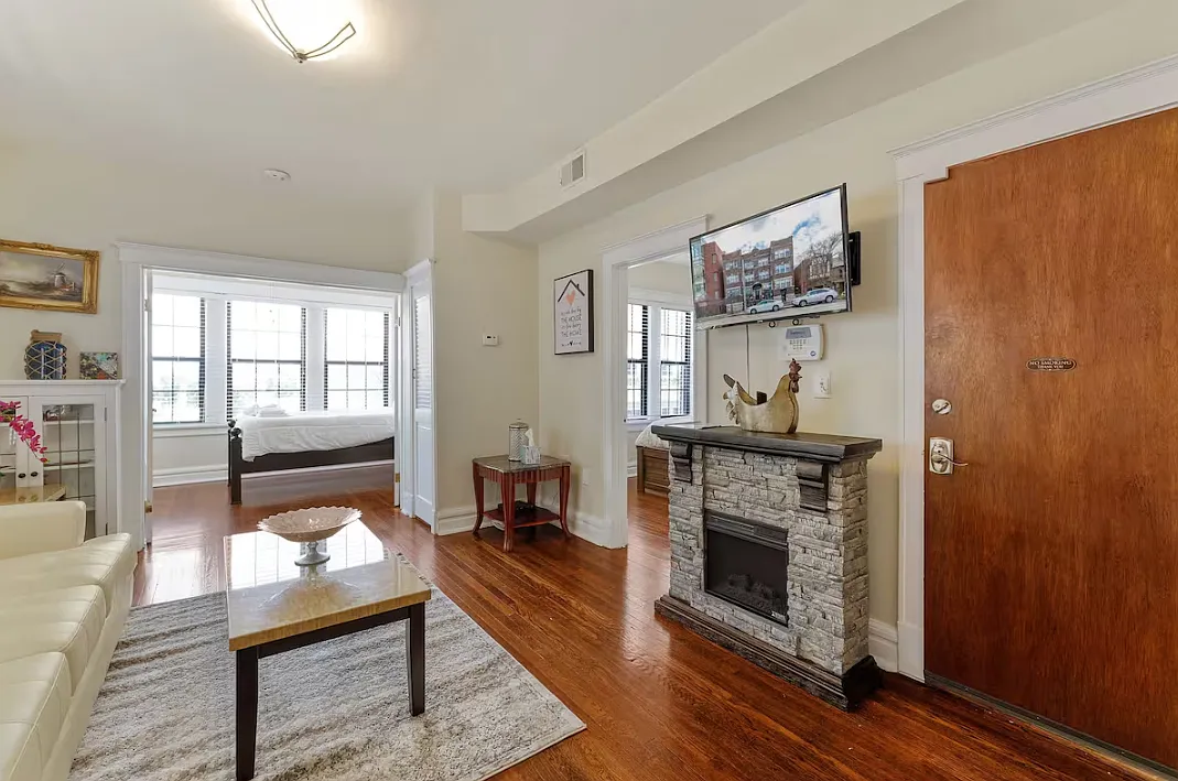 6136 Delmar Blvd — Photo 3