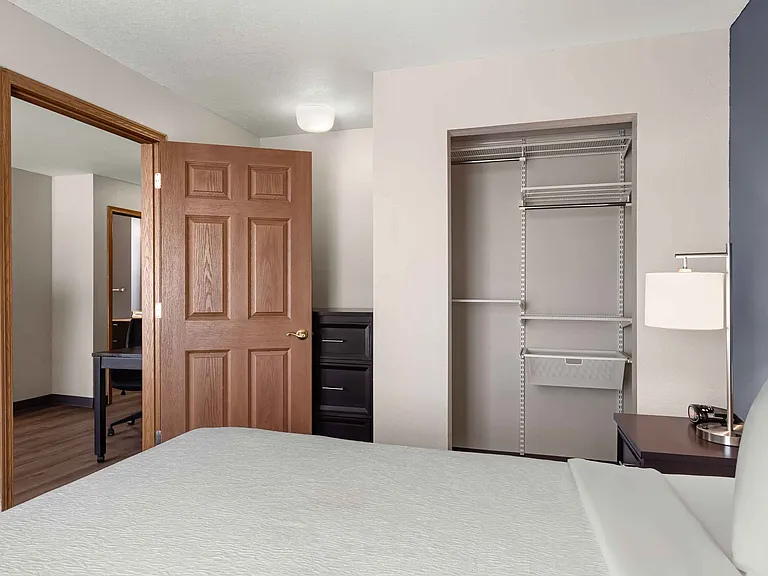 1 Bedroom Suite - 1 Queen Bed