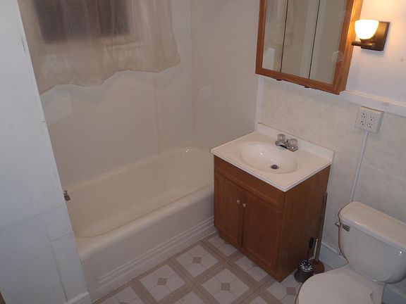 5th image of 1317 E Ave NE