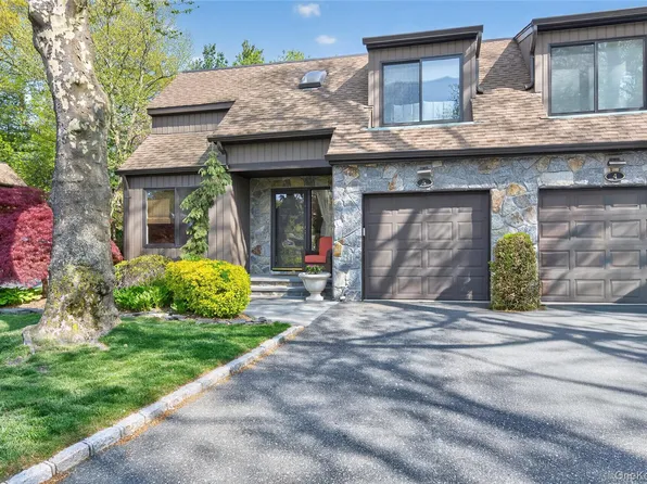 5 Pony Circle #5, Roslyn Heights, NY 11577