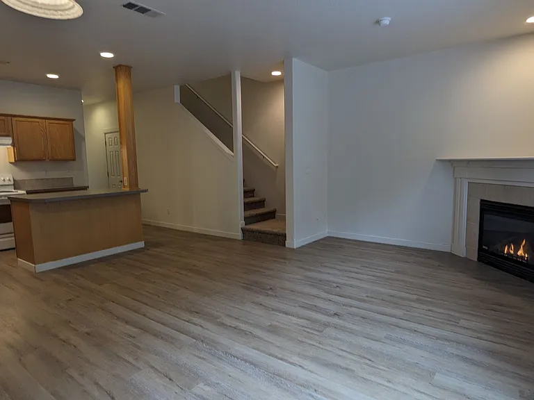 Halsey East Townhomes — Photo 40