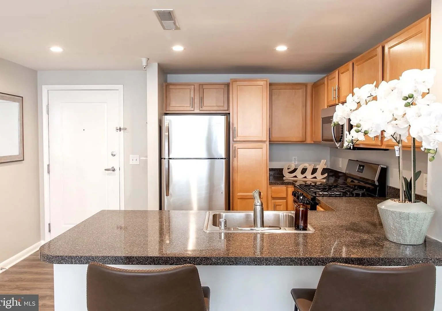 Bright Large 1BR with Parking, Minutes from Waterfront Metro! — Photo 1