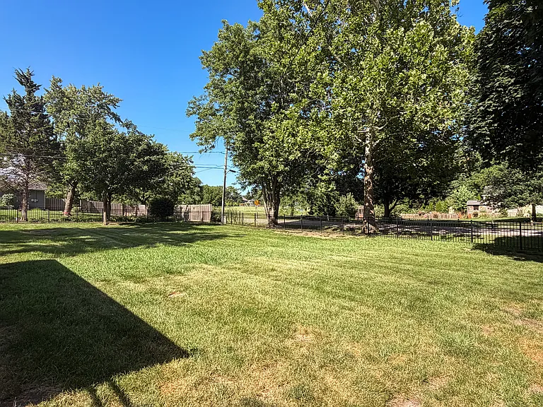 26W416 Macarthur Ave — Photo 21