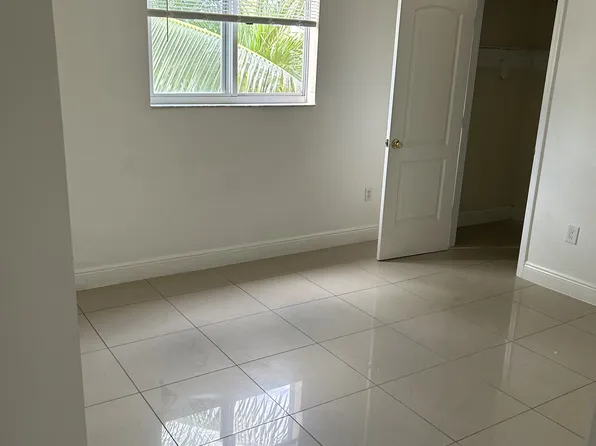 1985 NE 168th St #7, Miami, FL 33162
