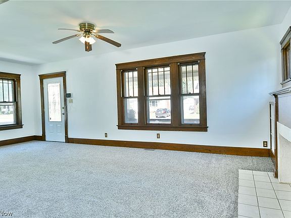 3rd image of 568 Oak Knoll Ave SE