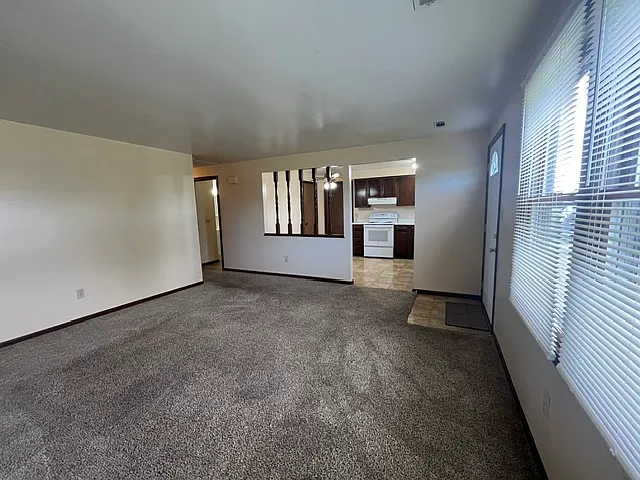 3 bed, 936 sqft, $1,325 — Photo 3
