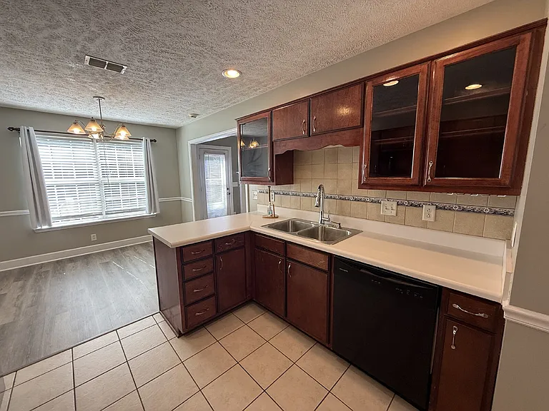1252 Ballater Dr — Photo 6