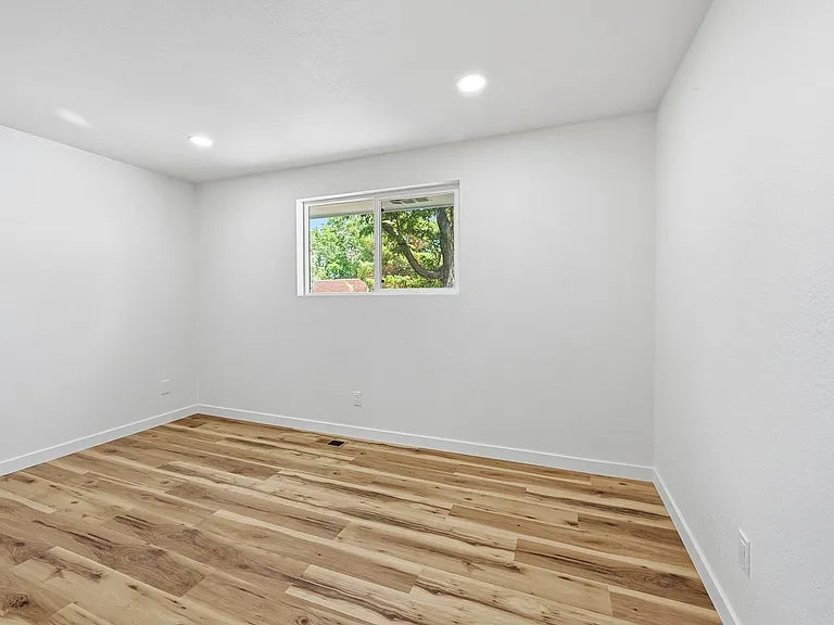 23 University Dr — Photo 20