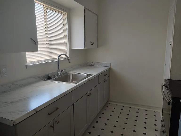 8001 Bancroft Ave #D — Photo 5