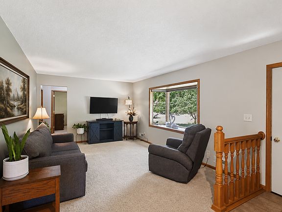 5th image of 14647 Danbury Ave W