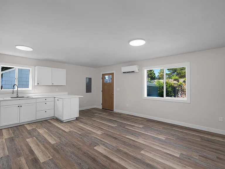 223 SE Thomas St #1 — Photo 4