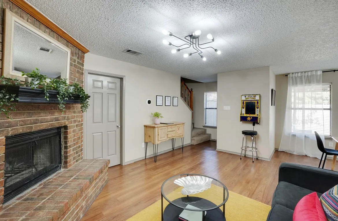 2 bed, 1.5 bath, 1258 sqft, $2,199 — Photo 2
