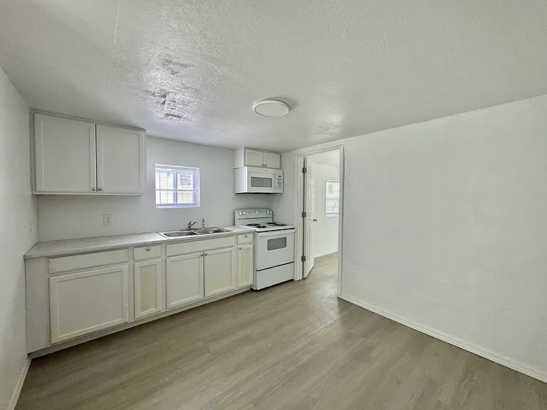 529 SE 15th St — Photo 10