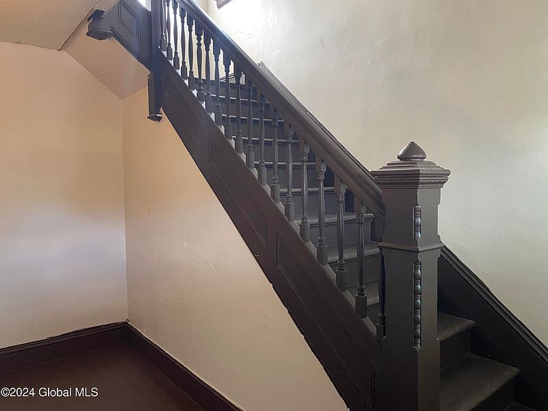 4th image of 907 Delamont Avenue