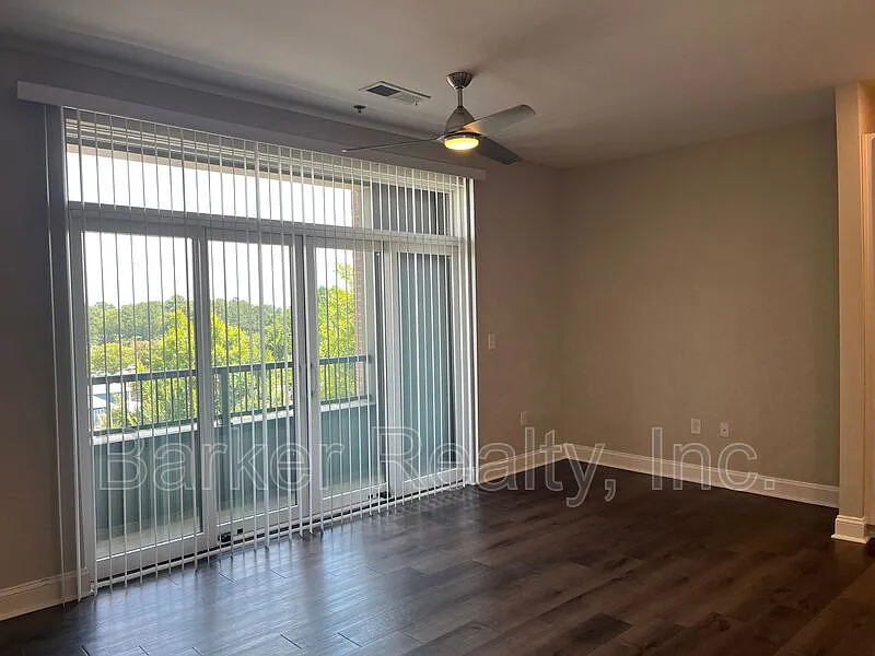 1 bed, 1.0 bath, 796 sqft, $1,295 — Photo 2