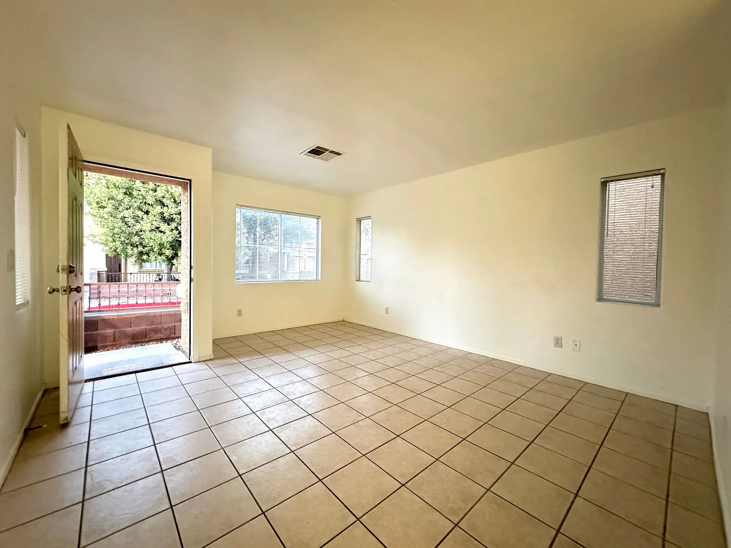 NC501 10433 Wyatt Earp W ( gated,#3689) — Photo 2