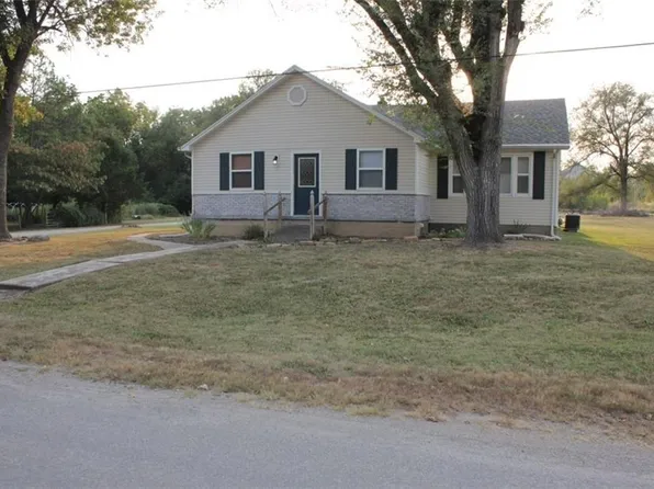 220 S 8th St, Rich Hill, MO 64779